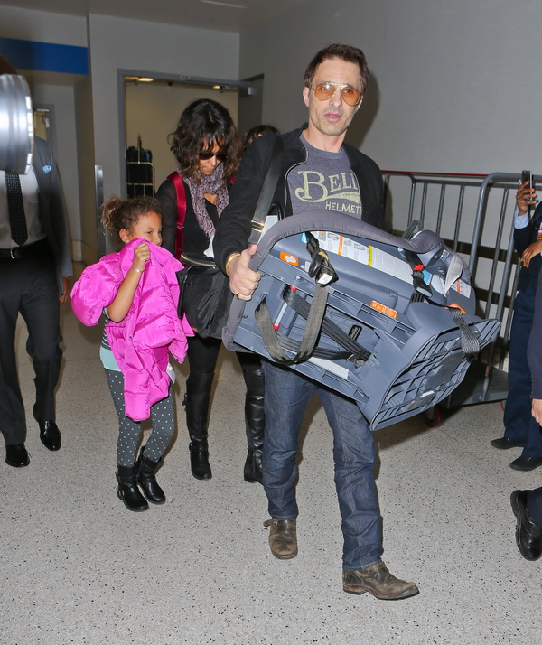 olivier-martinez-shoves-man-at-lax-while-with-family-4.bin