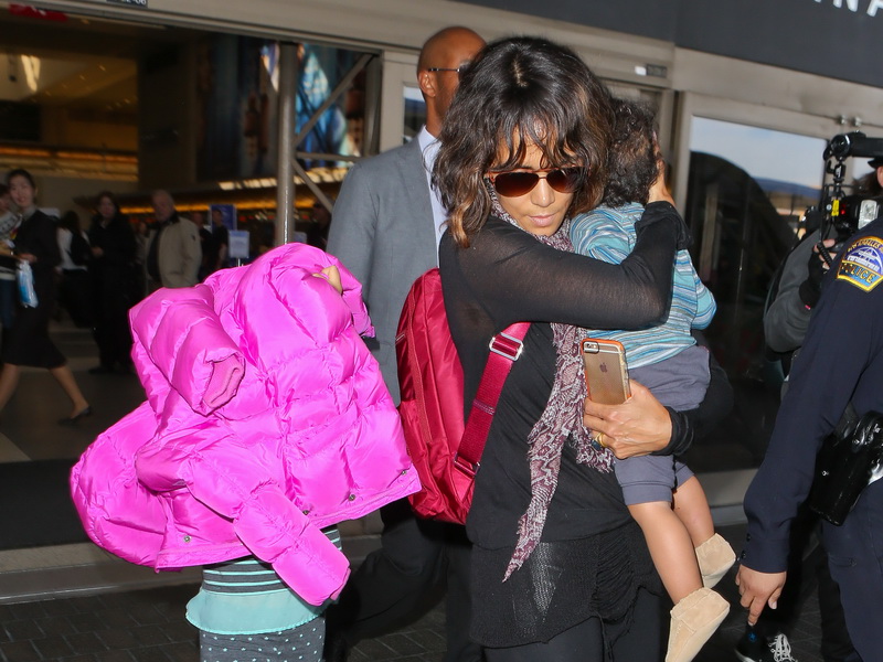 olivier-martinez-shoves-man-at-lax-while-with-family.bin