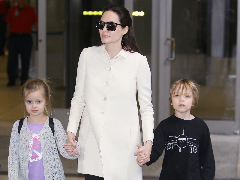 angelina_jolie_00-12.bin