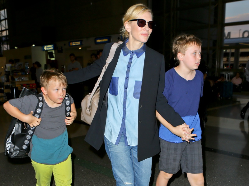 exclu-cate-blanchett-at-lax-airport.bin