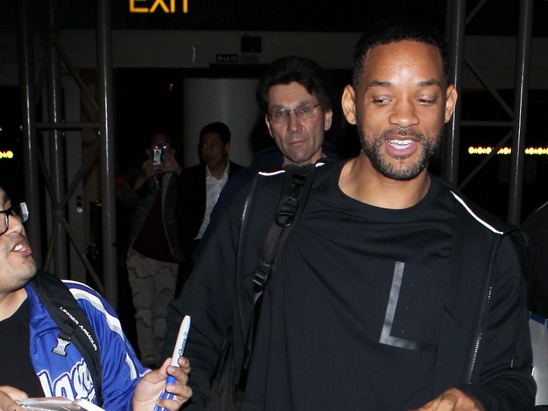 will-smith-getting-love-from-fans.bin