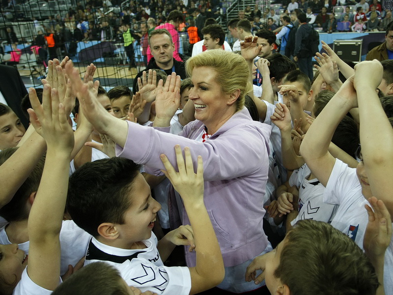 zagreb-09-04-2015-rukomet-kolinda-grabar-kitarovic-navijala-za-rukometase-ppd-zagreb-u-igri-protiv-barcelone.bin