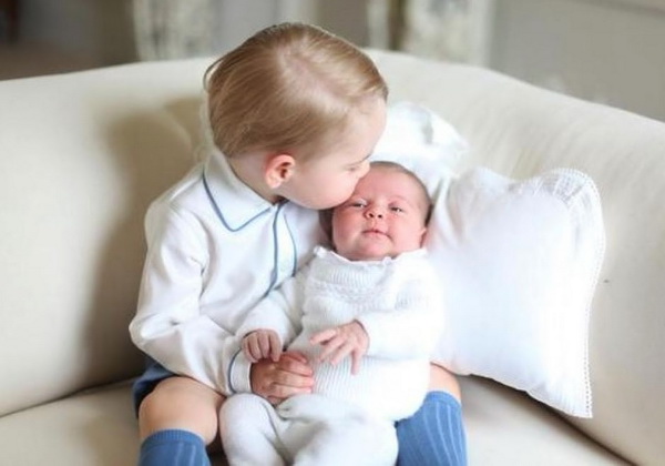 norfolk-06-06-2015-first-photos-of-prince-george-and-his-little-sister-princess-charlotte-7.bin