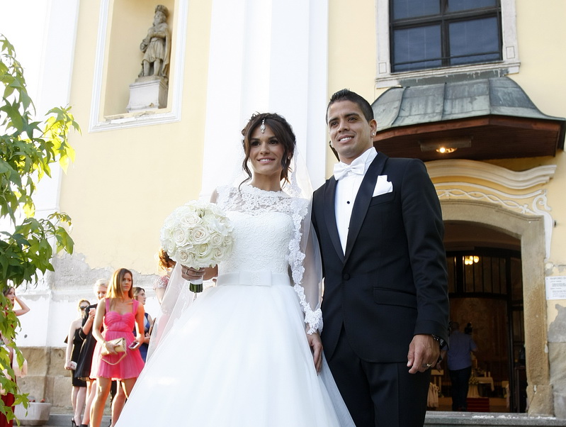 sesvete-06-06-2015-nogometas-luis-i-supruga-mateja-ibanez-obnovili-zavjete-u-crkvi-svih-svetih-3.bin