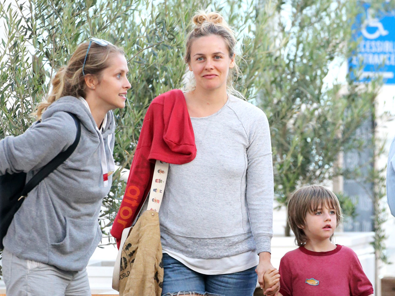 alicia-silverstone-weathers-family-scandal-with-brother-arrested-for-drugs.bin