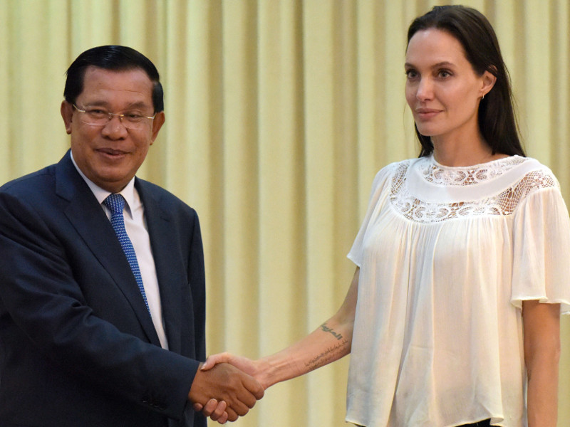 angelina-jolie-i-hun-sen_00.bin
