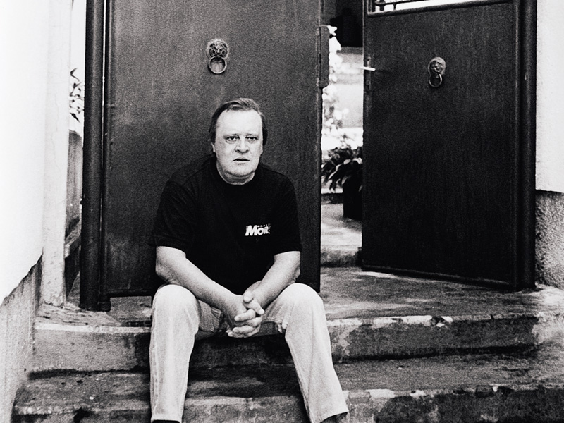 arsen-dedic-ispred-rodne-kuce-u-sibenikufoto-glorijina-arhiva.bin