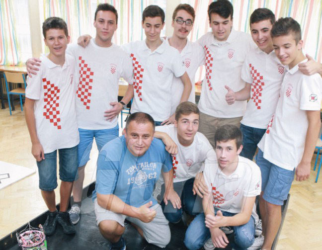 zagreb 27.07.2015
Hrvatski roboticari
na slici: marko pongrac, ivan kolaric, matej novosad, matko pribicevic, branimir caran, roko parac, jurica jerinic, (donji red) ivica kolaric, janko pribicevic, andro katanec
foto vedran peteh