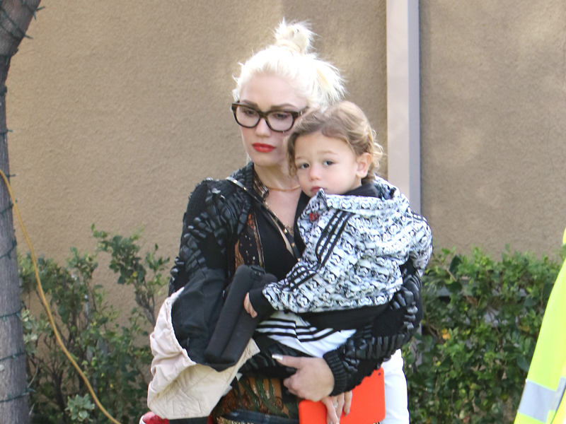 gwen-stefani-looks-tired-at-church-amid-growing-romance-with-blake-shelton-4.bin