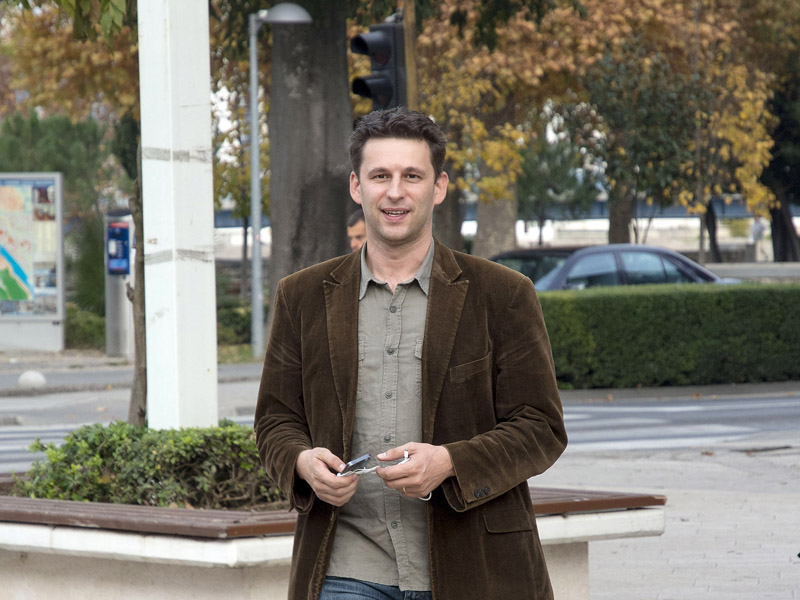 metkovic-10-11-2015-bozi-petrovu-prilaze-gradjani-i-cestitaju-na-izbornom-uspjehu.bin