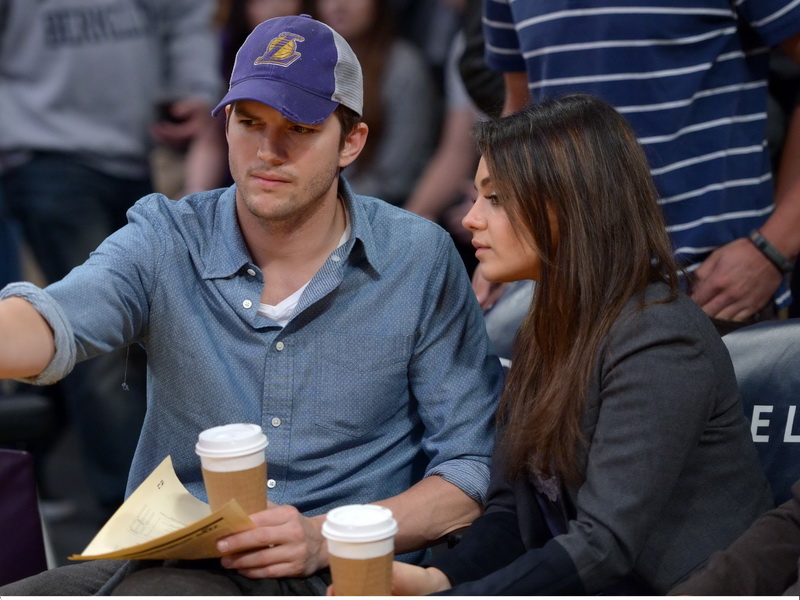 ca-ashton-kutcher-and-mila-kunis-take-a-selfie-at-the-lakers-game.bin