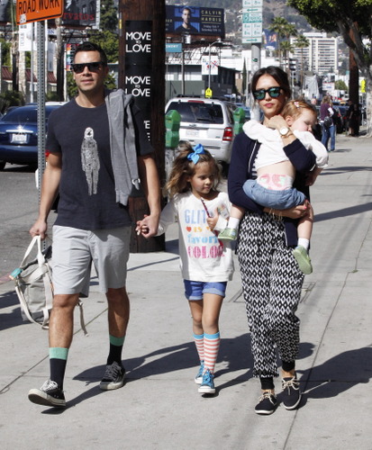 jessica-alba-and-family-go-to-real-food-daily_1.bin