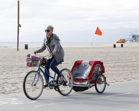 pink-and-daughter-have-a-bike-ride-in-venice_1.bin