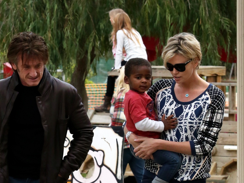 sean_penn_i_charlize_theron_00_1.bin