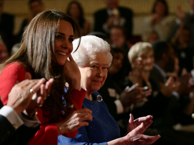 vojvotkinja_catherine_i_kraljica_elizabeta_ii_00_1.bin