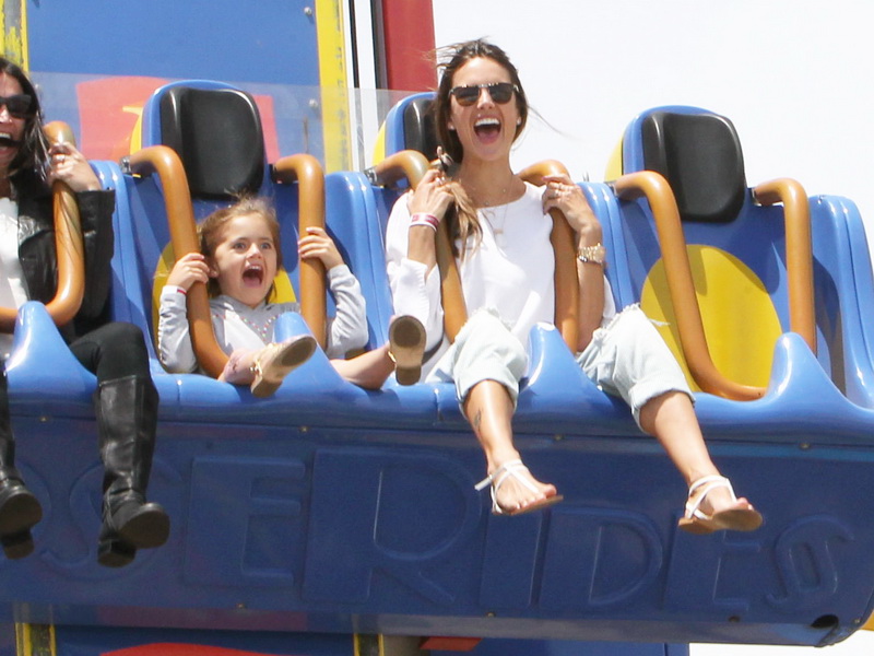 alessandra-ambrosio-and-her-family-go-to-santa-monica-pier.bin