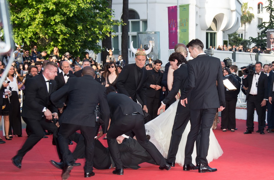 cannes-dragon-2-red-carpet.bin