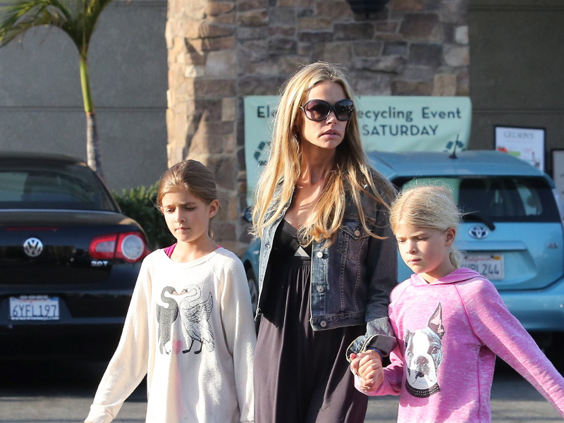 denise_richards_00.bin