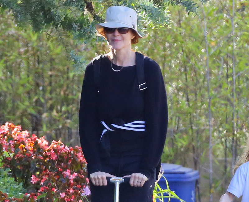 excl-marcia-cross-riding-a-scooter-3.bin