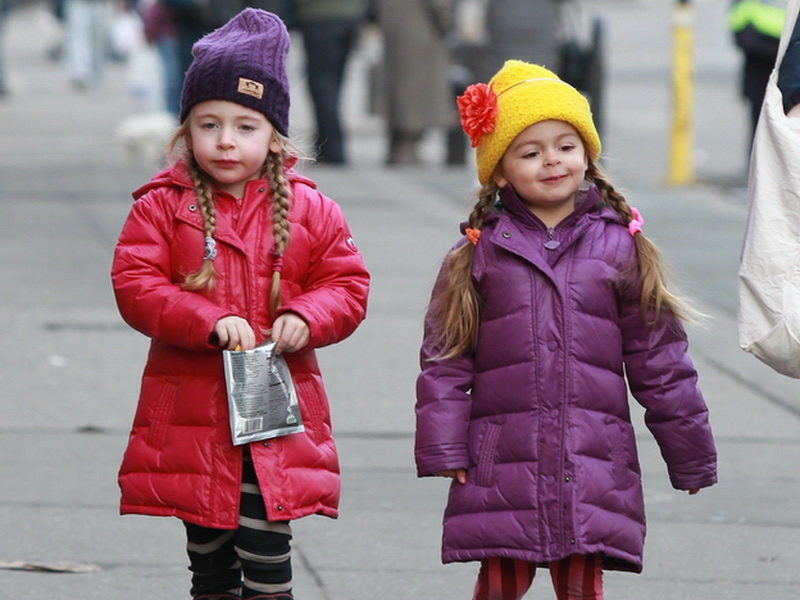 sarah-jessica-parkers-girls-help-get-ready-for-the-holidays.bin