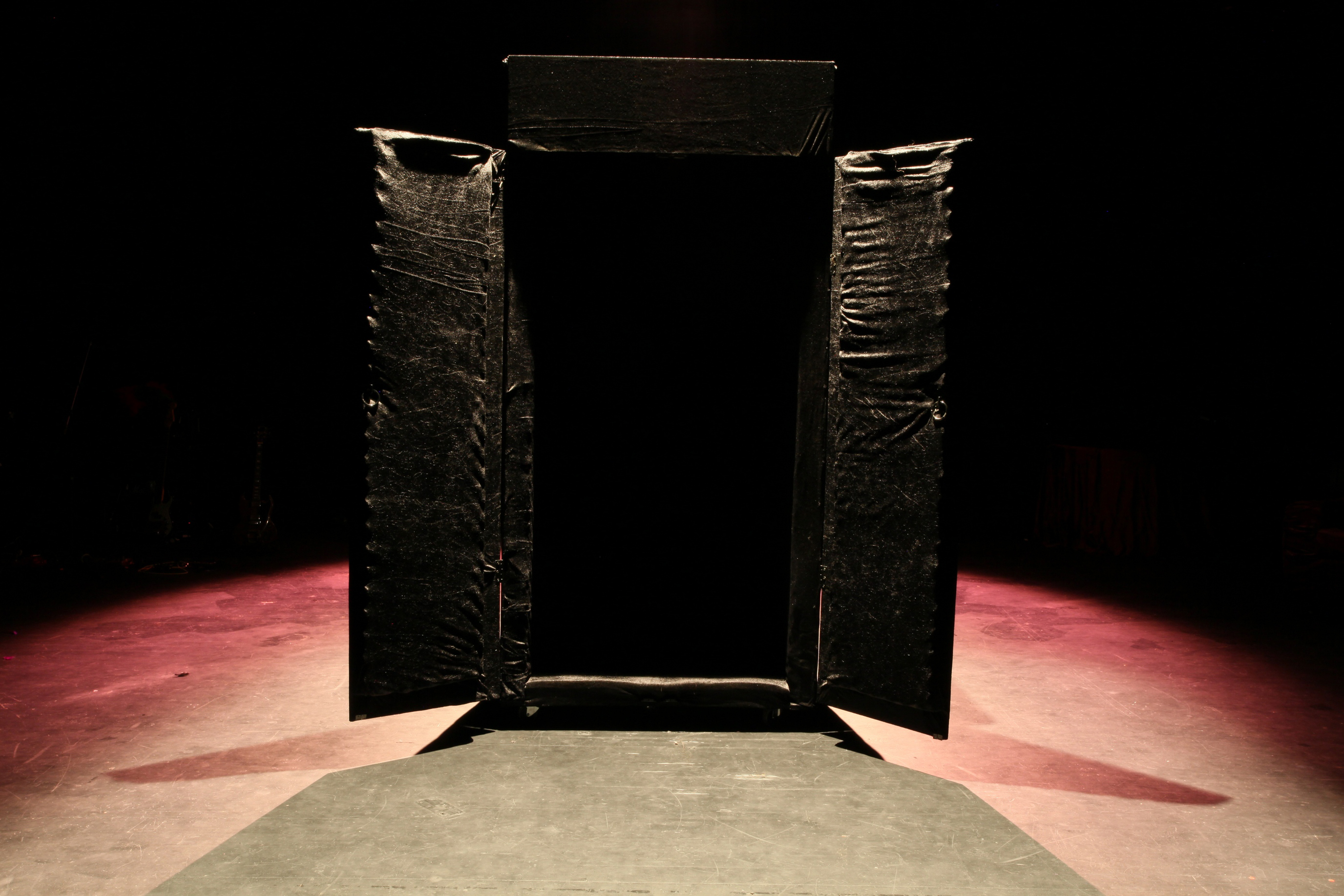 Black Yoga Screaming Chamber