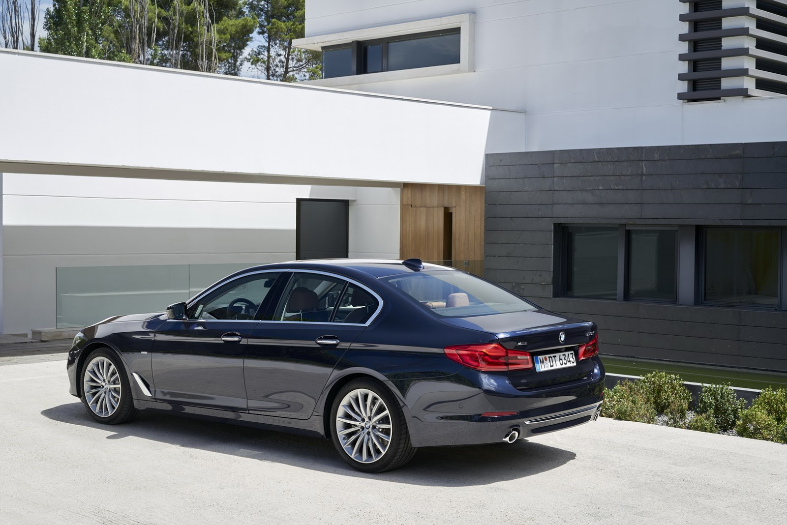 2017-BMW-5-Series-106