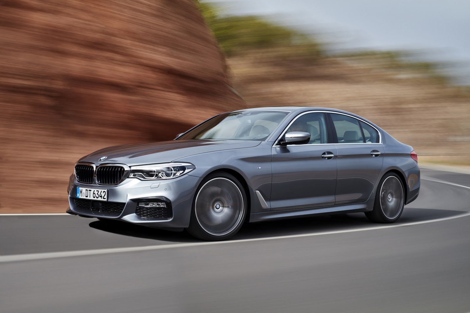 2017-BMW-5-Series-47