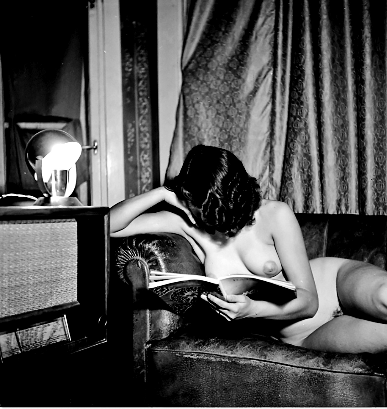 Milan Pavić, jedan od najvažnijih poslijeratnih fotografa puno je putovao i snimao reportažne scene poslijeratne obnove zemlje. No, ova fotografija iz 50-ih dokaz je da se bavio i intimnim temama