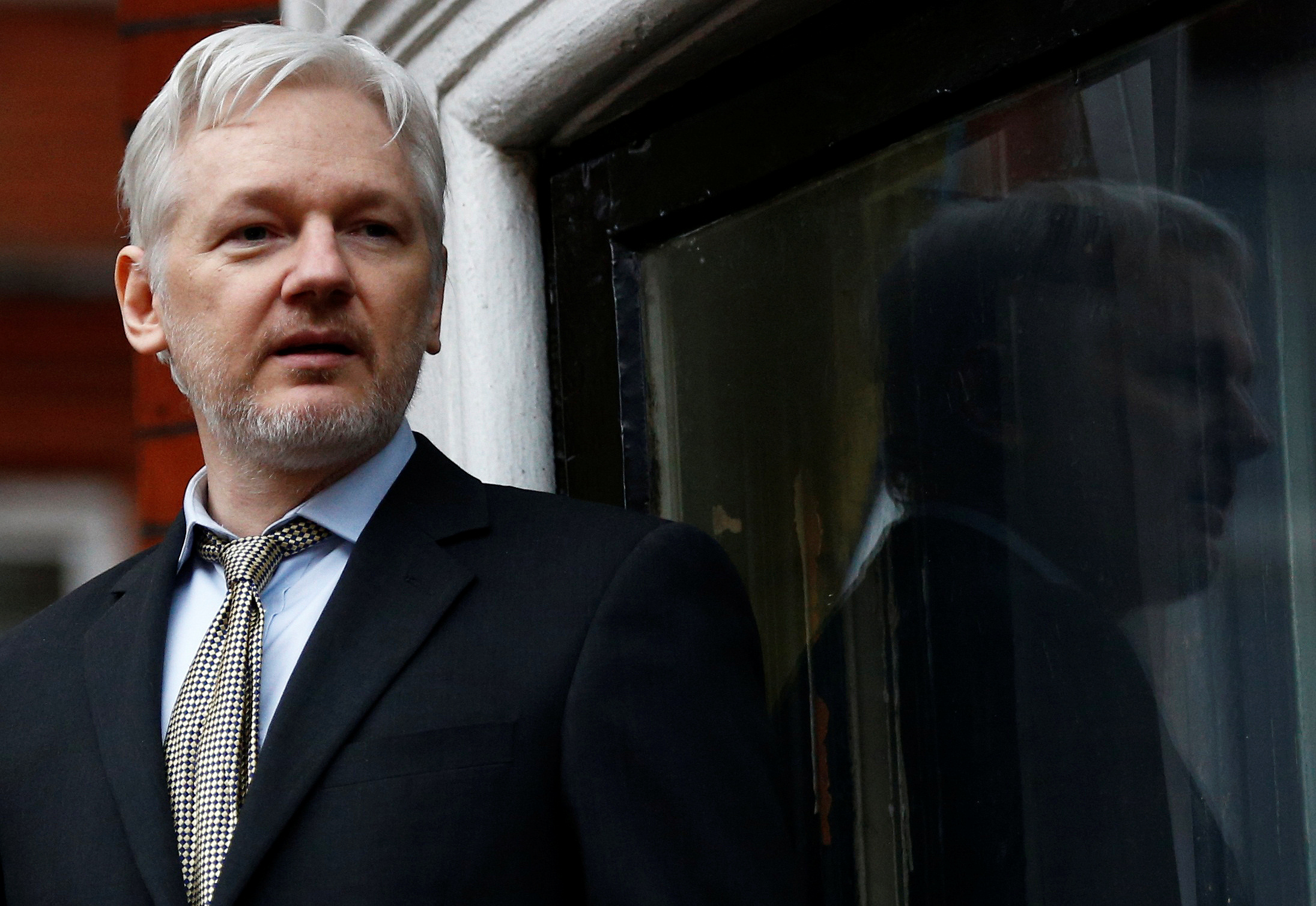 Julian Assange na balkonu ekvadorske ambasade u Londonu