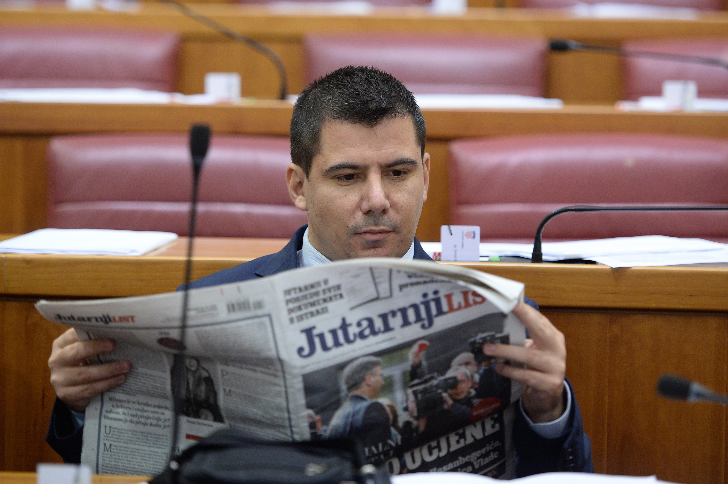 Zastupnik Mosta Nikola Grmoja čita Jutarnji list