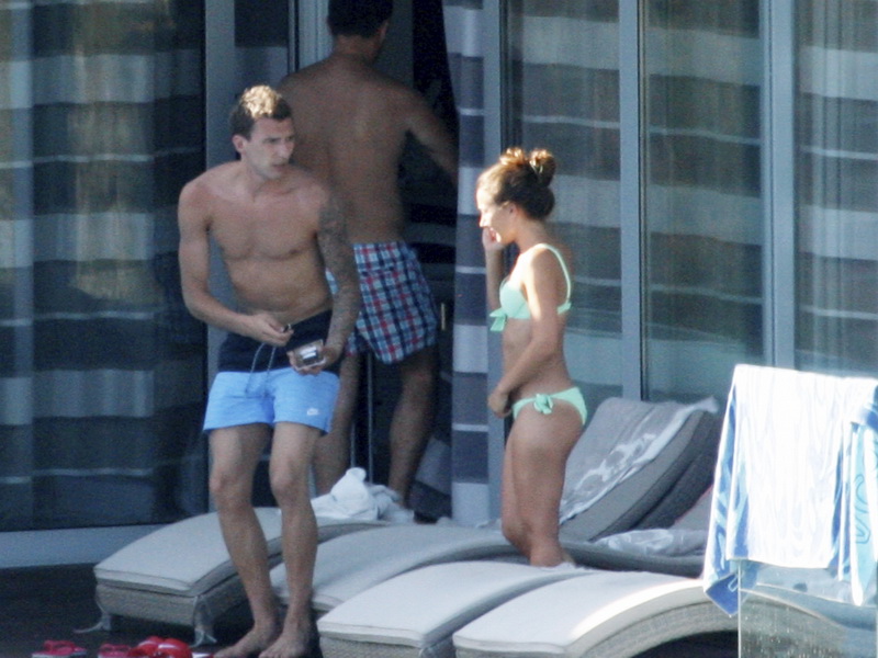 brac-07-07-2014-nogometas-mario-mandzukic-sa-drustvom-ljetuje-u-svojoj-vili-u-boboviscima.bin