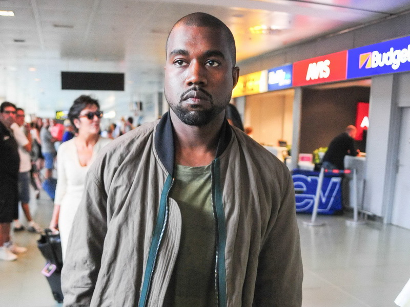 ibiza-kardashian-clan-arriving.bin