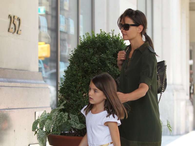 katie_holmes_i_suri_00.bin