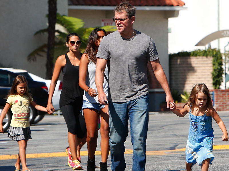 matt-damon-family-time-in-brentwood-3.bin