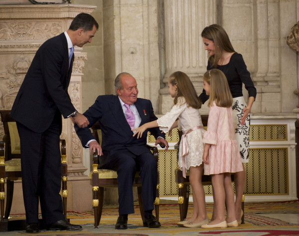 princ-felipe-princeza-letizia-s-djecom-i-kraljem-juanom-carlosom.bin
