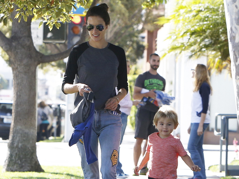 alessandra_ambrosio_i_noah_00.bin