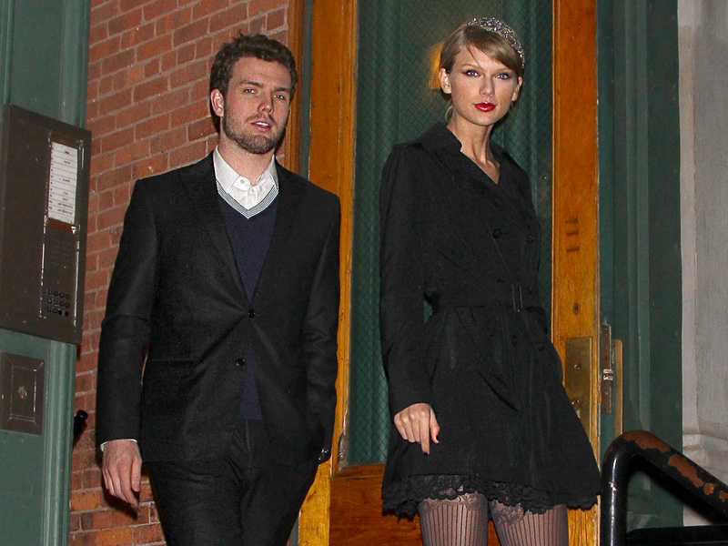 taylor-swift-heads-out-to-the-city-with-her-brother-austin.bin