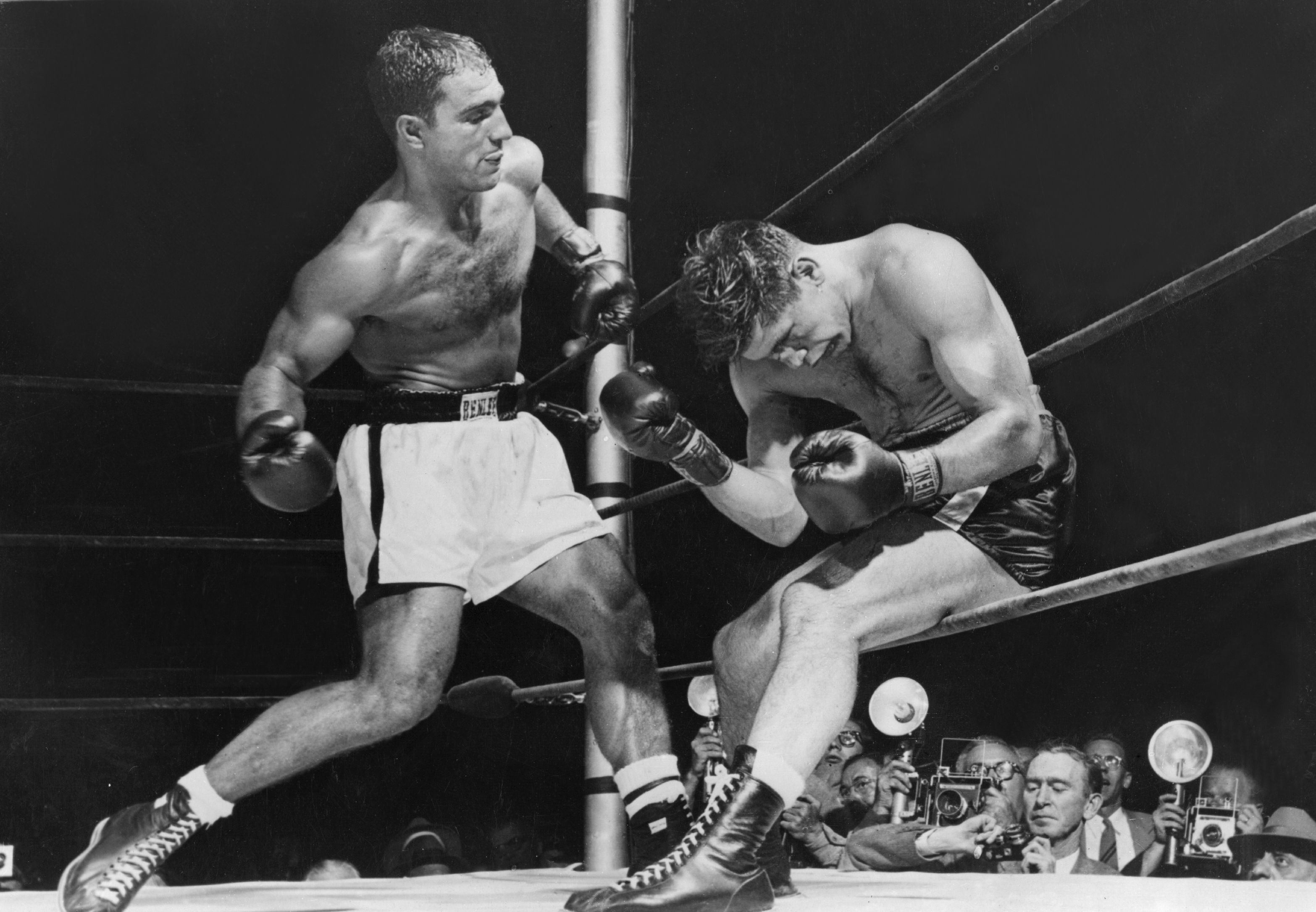 Rocky Marciano tijekom meča s Rolandom La Starzom za naslov prvaka u teškoj kategoriji, New York, 24. rujna 1953. godine