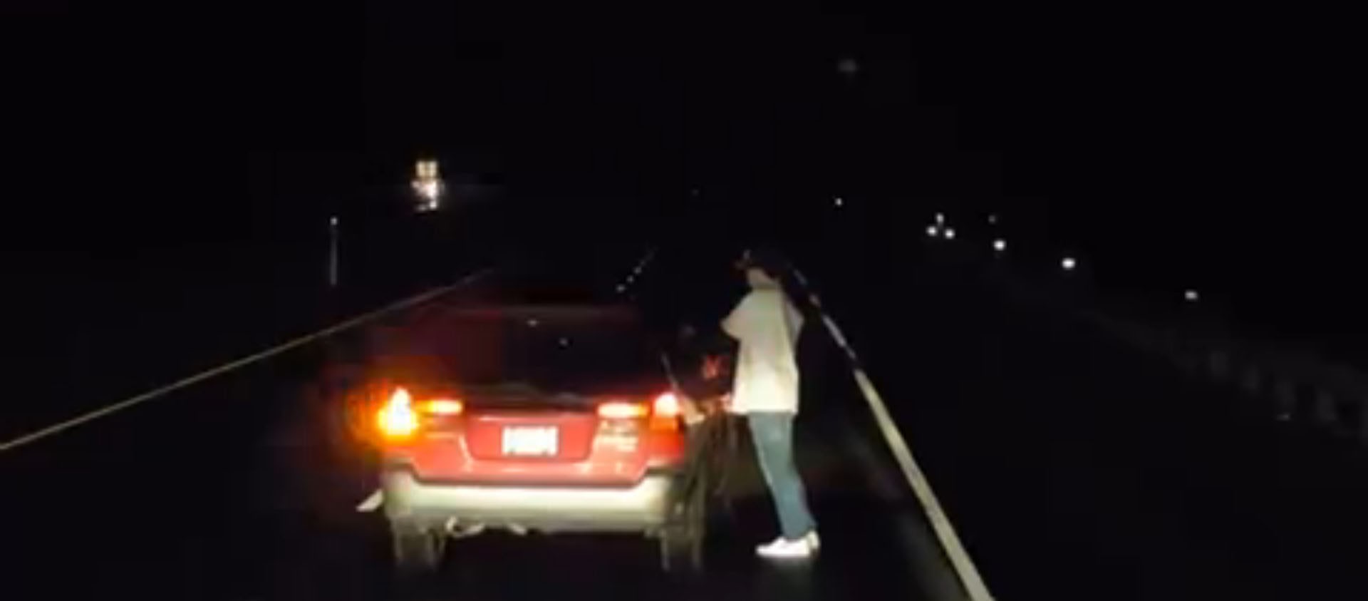 seriously-hammered-man-stops-in-the-middle-of-the-highway-to-urinate_3