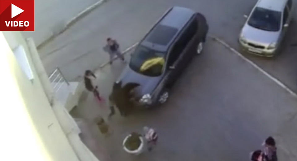 Capture-woman-gets-pinned-suv-russia