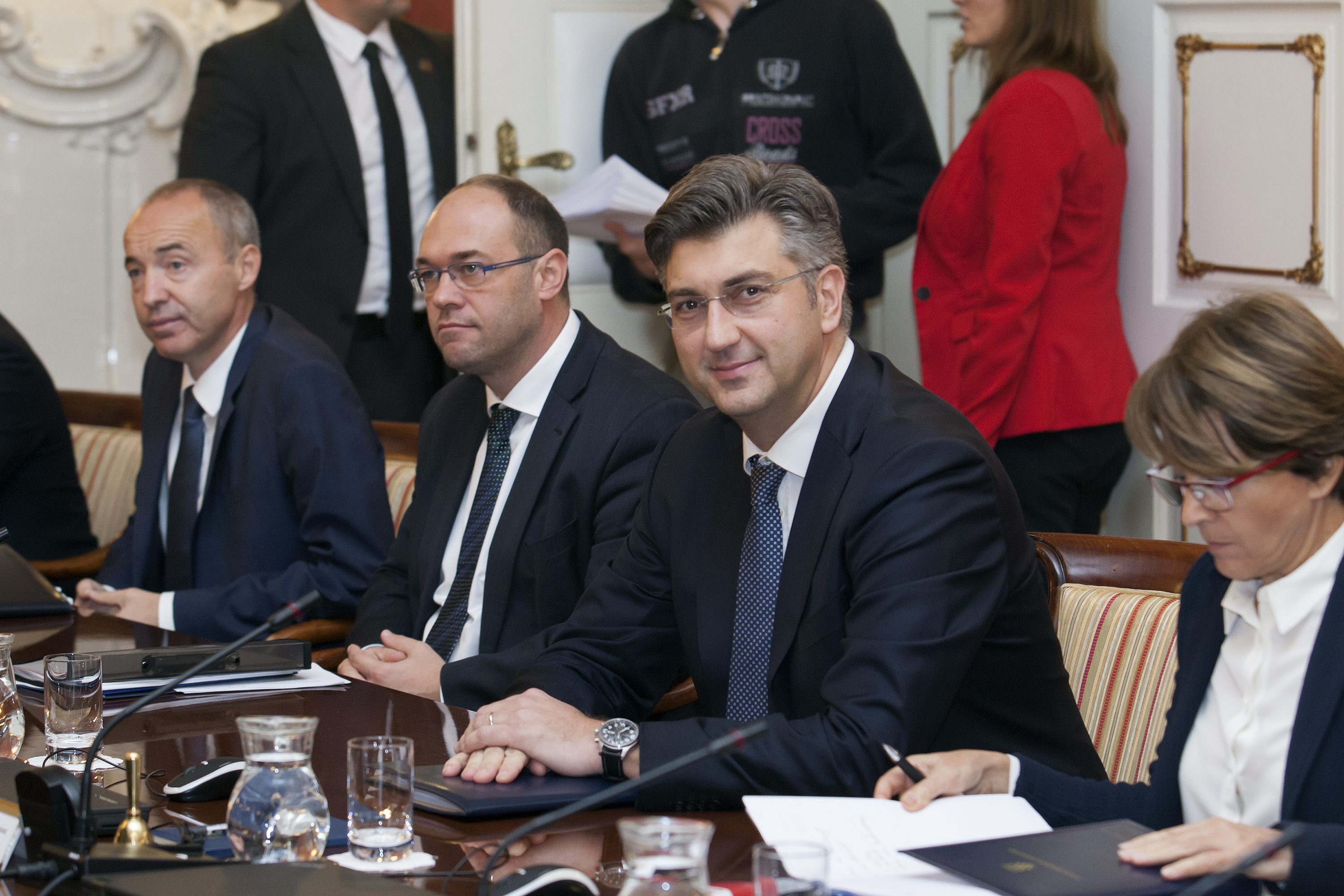 vlada_sastanak1-251016