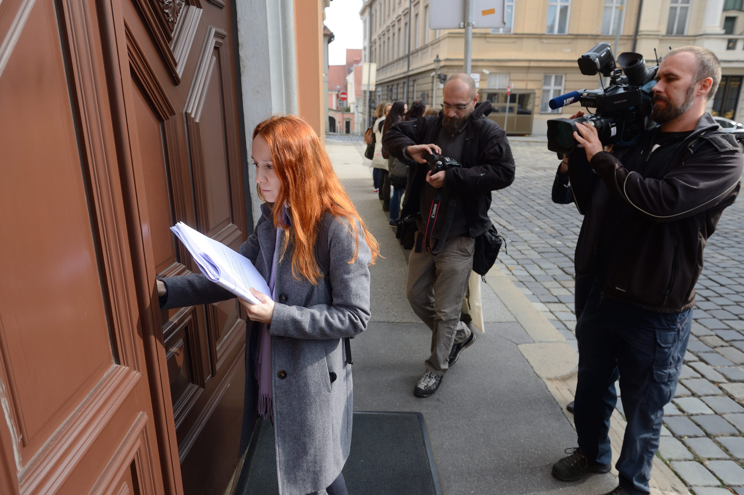 Na fotografiji:  Sanja Juras predaje tužbu