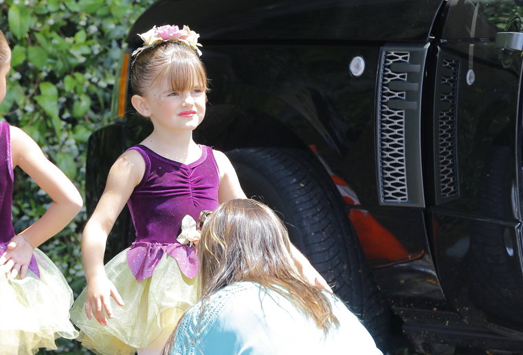 alessandra-ambrosio-takes-anja-to-ballet-recital-5.bin