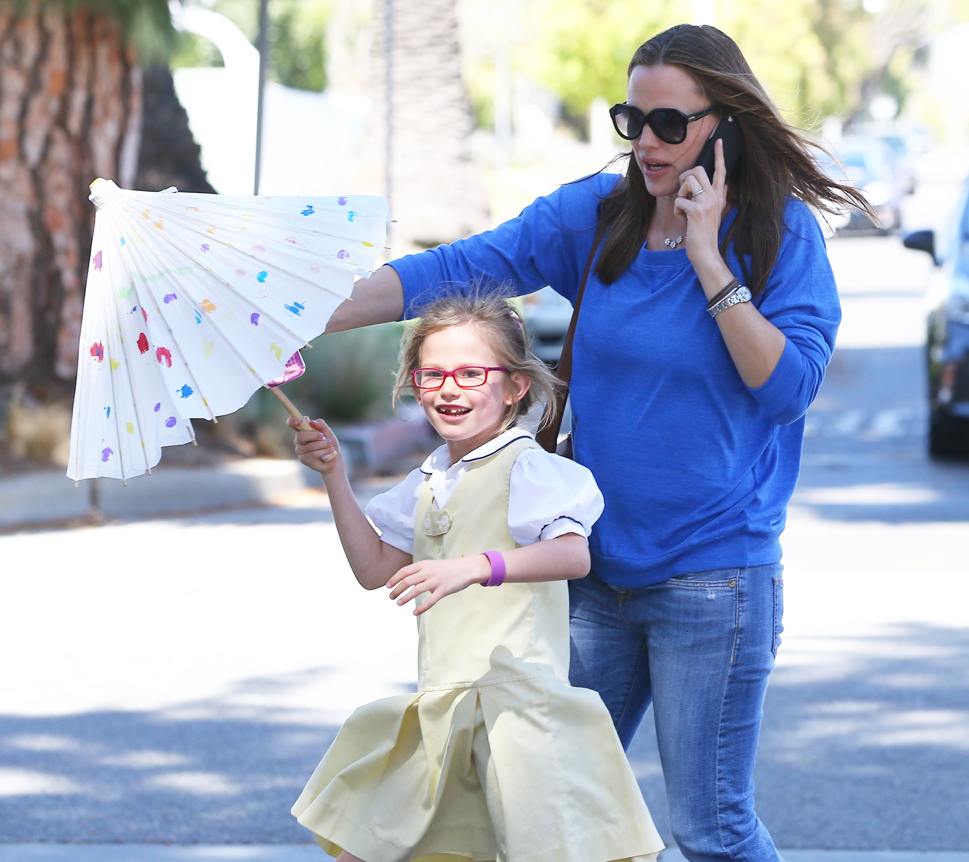 jennifer-garner-drops-violet-off-at-a-friends.bin