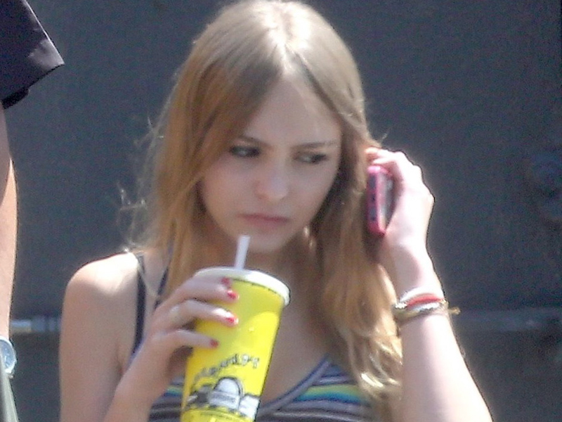 lily_rose_depp_800.bin