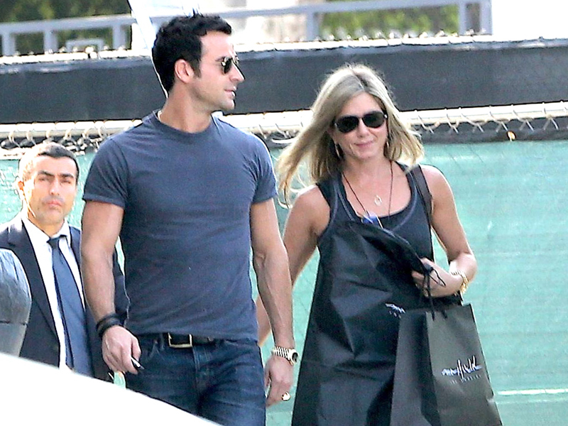 aniston_theroux_800.bin