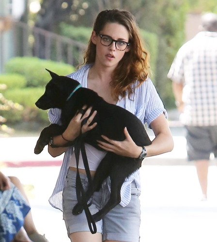 exclusive-kristen-stewart-has-a-lunch-date-with-a-furry-friend.bin