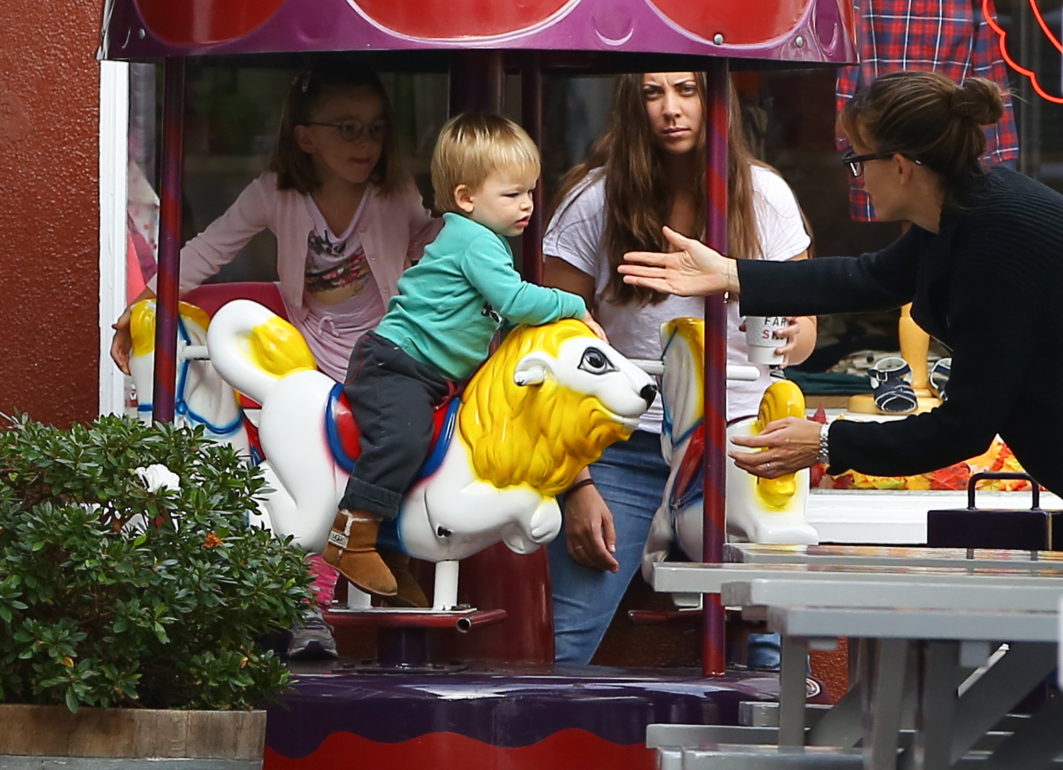 samuel-and-seraphina-affleck-have-fun-on-the-carousel.bin