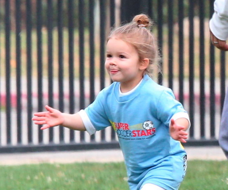 exclu-harper-beckham-has-her-first-goal-2.bin