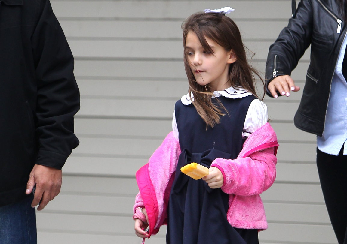 suri-cruise-enjoying-a-dreamcicle-in-nyc.bin